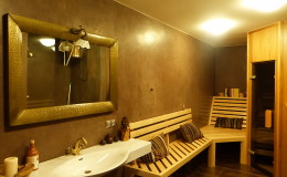 14_koupelna se saunou v marockém štuku