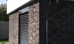 Dům u rušné ulice